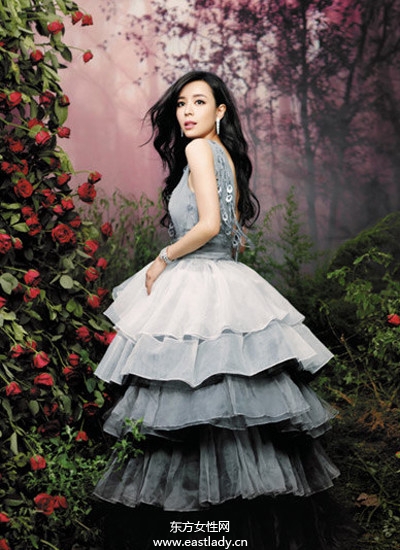 张静初优雅装扮演绎性感女人