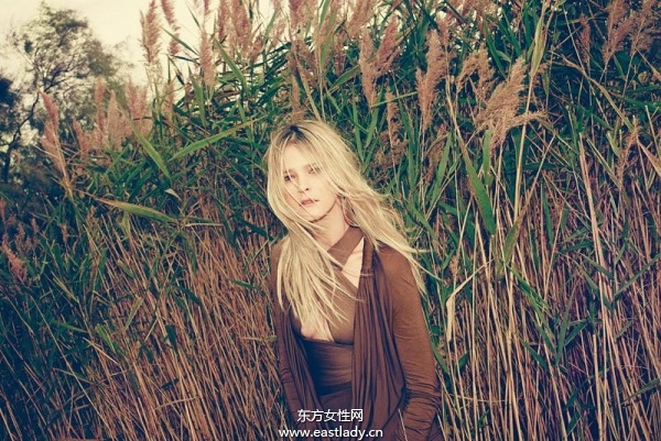 Carmen Kass登《Vogue》旅游专刊 跟大自然来次亲密接触