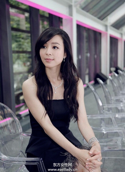 张静初优雅装扮演绎性感女人