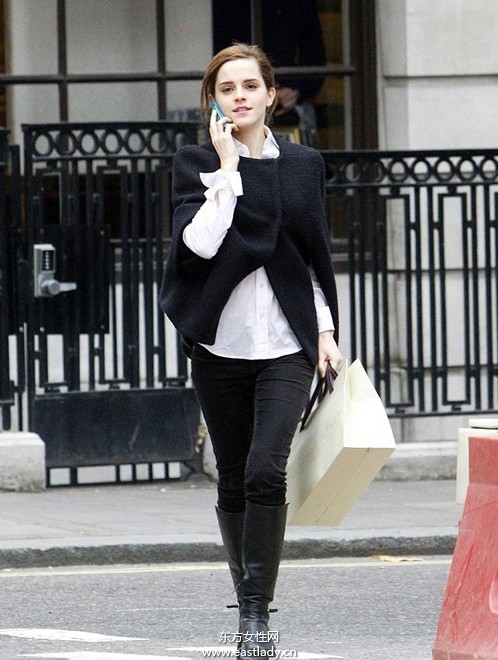 艾玛·沃特森(Emma Watson)黑色斗篷装现身伦敦街头