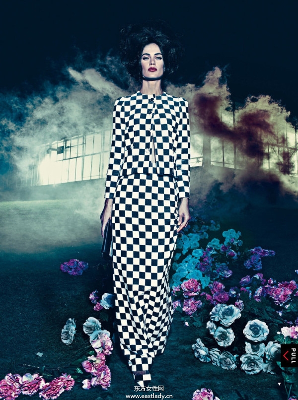 顶级模特Carolyn Murphy与Karen Elson演绎时尚大片 复古元素齐上阵展现诡异性感风