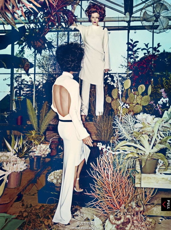 顶级模特Carolyn Murphy与Karen Elson演绎时尚大片 复古元素齐上阵展现诡异性感风