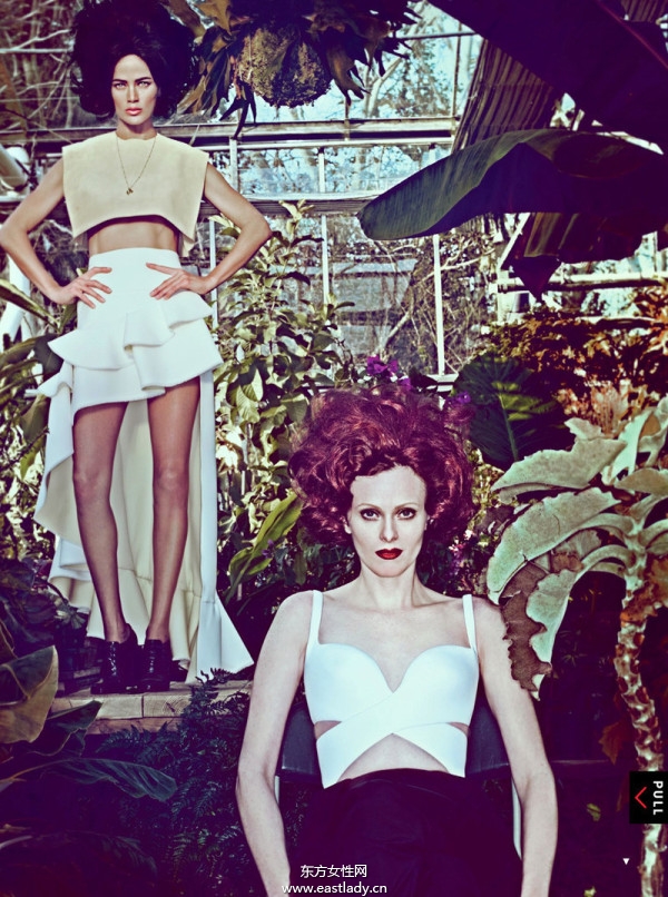 顶级模特Carolyn Murphy与Karen Elson演绎时尚大片 复古元素齐上阵展现诡异性感风
