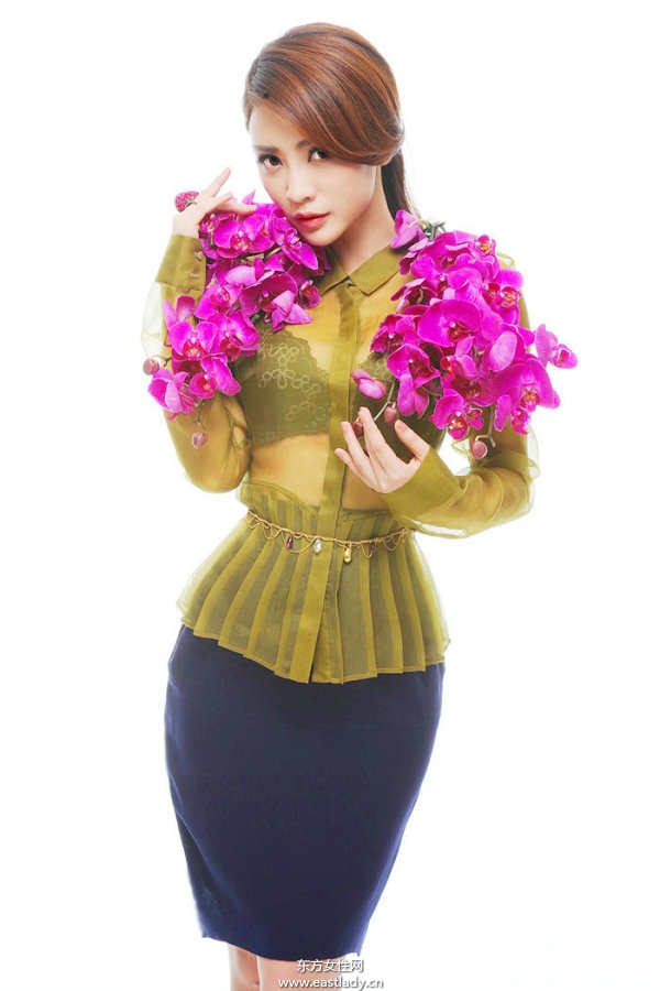 柳岩收胸扮女神举手投足间透露浓郁女人味