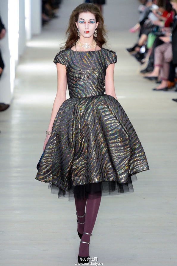 Vivienne Westwood Red Label2013伦敦时装周裙子有范大胆撞色
