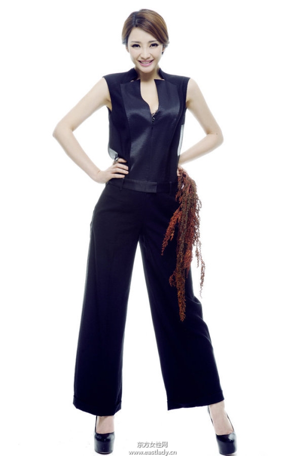 柳岩收胸扮女神举手投足间透露浓郁女人味