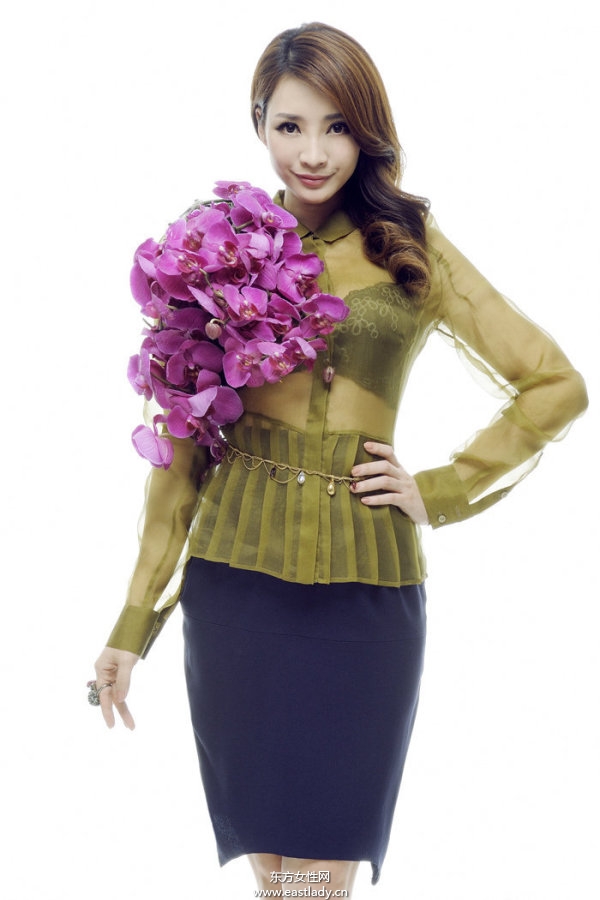 柳岩收胸扮女神举手投足间透露浓郁女人味