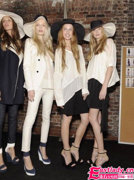 今夏欧美明星最具指标性的 帽子穿搭术