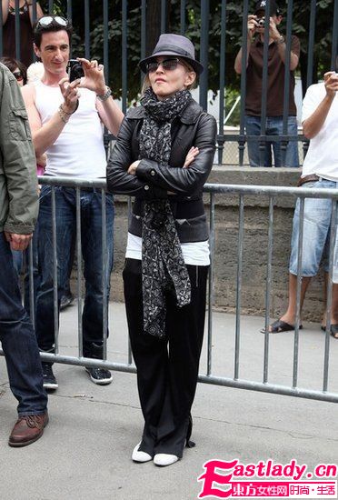 今夏欧美明星最具指标性的 帽子穿搭术