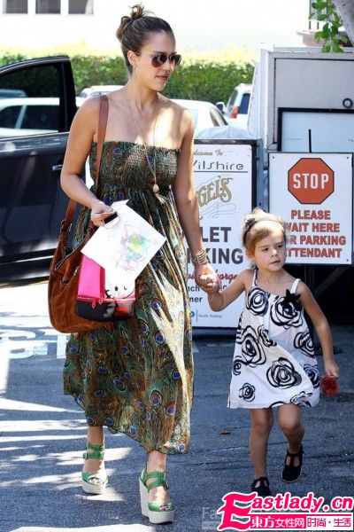 夏日学明星服装搭配穿出个性时尚