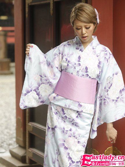不同花朵图案日本浴衣突出夏日气息