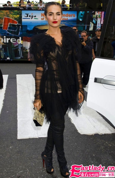 欧美明星朦胧透视装 性感撩人