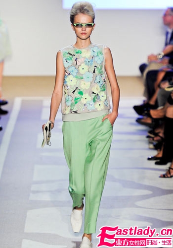 37岁贝嫂卖萌展现充满母性和童真