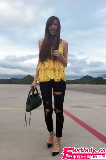 E罩杯女神周韦彤大秀时尚装扮