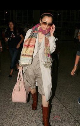 郑秀文风衣搭配穿出时尚个性