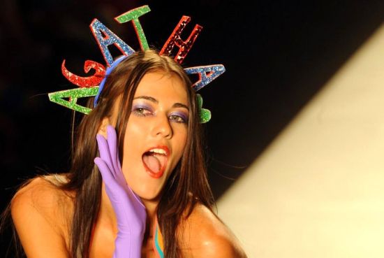 2011哥伦比亚麦德林时装周 五彩缤纷泳装让观众眼前一亮