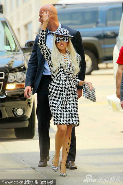 Lady Gaga冰冰帕尔墨千鸟格裙撞衫 谁穿更美丽