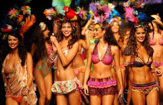 2011哥伦比亚麦德林时装周 五彩缤纷泳装让观众眼前一亮