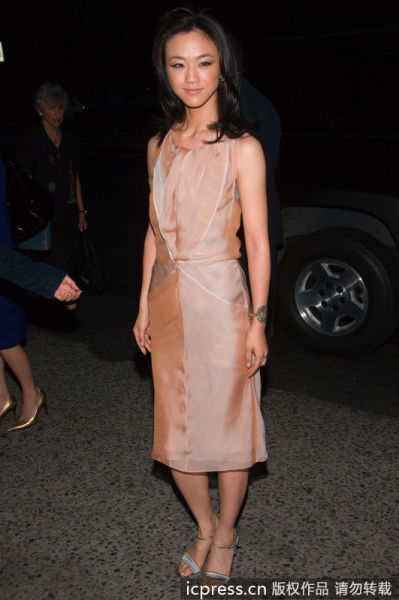 双面娇娃汤唯 裙摆长度定风情