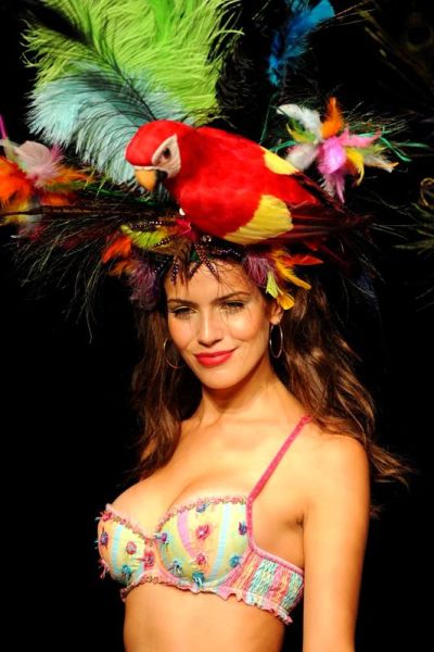 2011哥伦比亚麦德林时装周 五彩缤纷泳装让观众眼前一亮