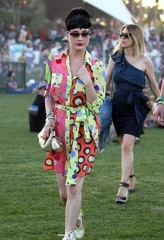 学明星演绎波点复古风 做时尚潮人