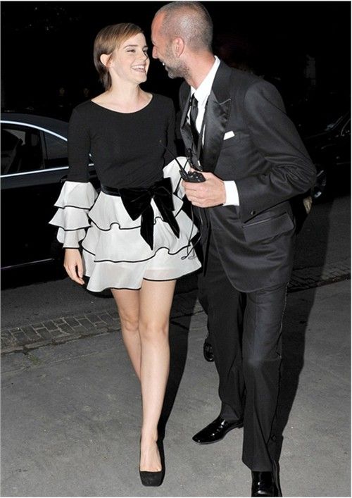 《魅力》(Glamour)杂志最佳着装女人艾玛·沃特森 迷你裙显美腿