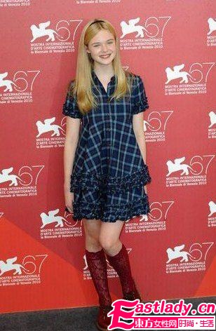 明星装嫩必杀技 中长袜强势回潮