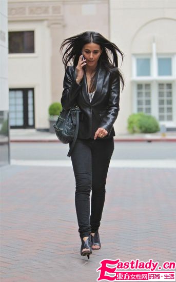 好莱坞女星大爱牛仔裤 美腿修型正好穿