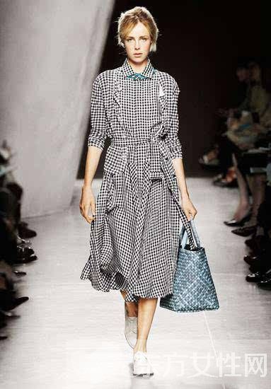 衬衫裙的N种时髦搭配 不止显瘦那么简单