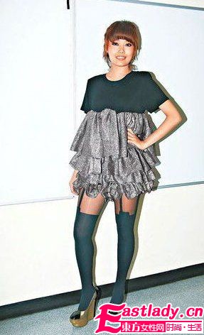明星装嫩必杀技 中长袜强势回潮
