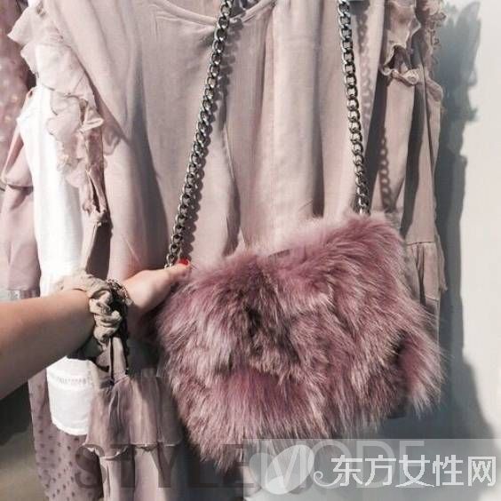 又萌又暖心 这个冬季你也来一件毛茸单品吧