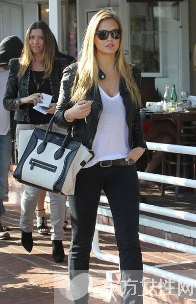 celine笑脸包 看女星们如何轻松驾驭