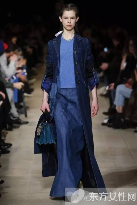 这个冬天 天鹅绒包包正悄悄大步迈进