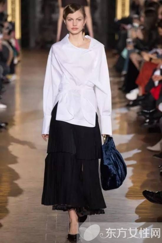 这个冬天 天鹅绒包包正悄悄大步迈进