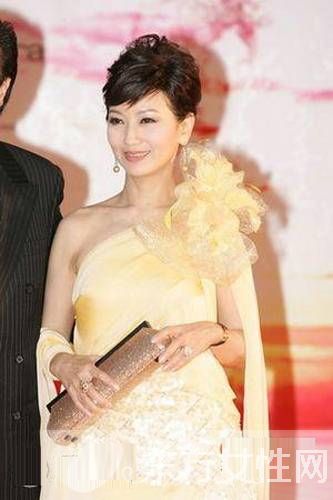 晚宴包巧妙搭配变女王 看女星们如何演绎