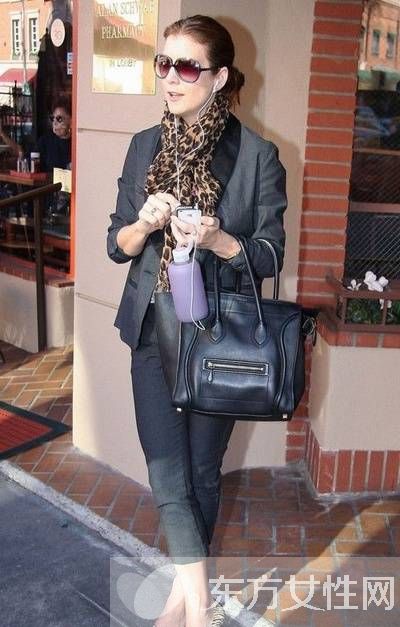 celine笑脸包 看女星们如何轻松驾驭