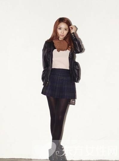 时尚围巾这么搭配 凸显出一种时尚感