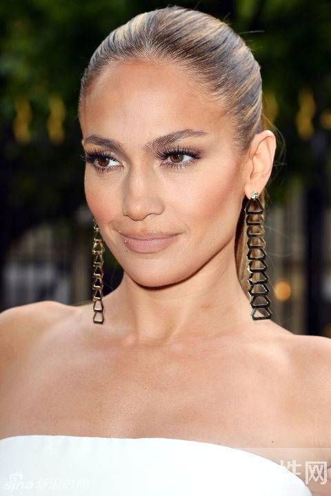 年会战袍迫在眉睫 不妨试试这六大时尚单品搭配