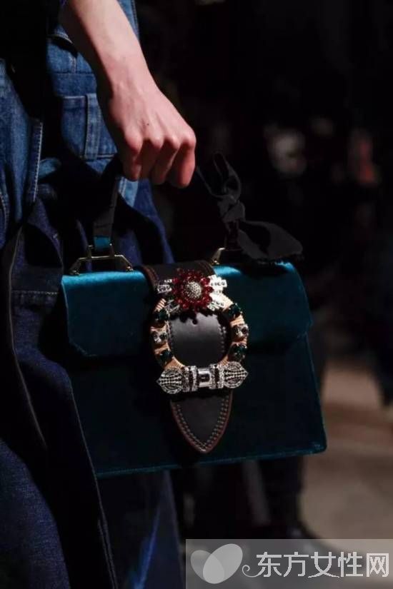 这个冬天 天鹅绒包包正悄悄大步迈进