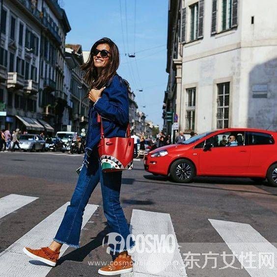 今年最火的水桶包 时尚达人凹造型全靠它
