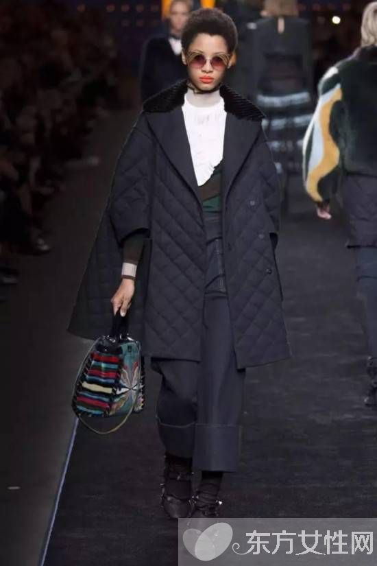 这个冬天 天鹅绒包包正悄悄大步迈进