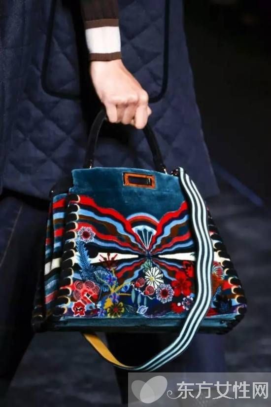 这个冬天 天鹅绒包包正悄悄大步迈进