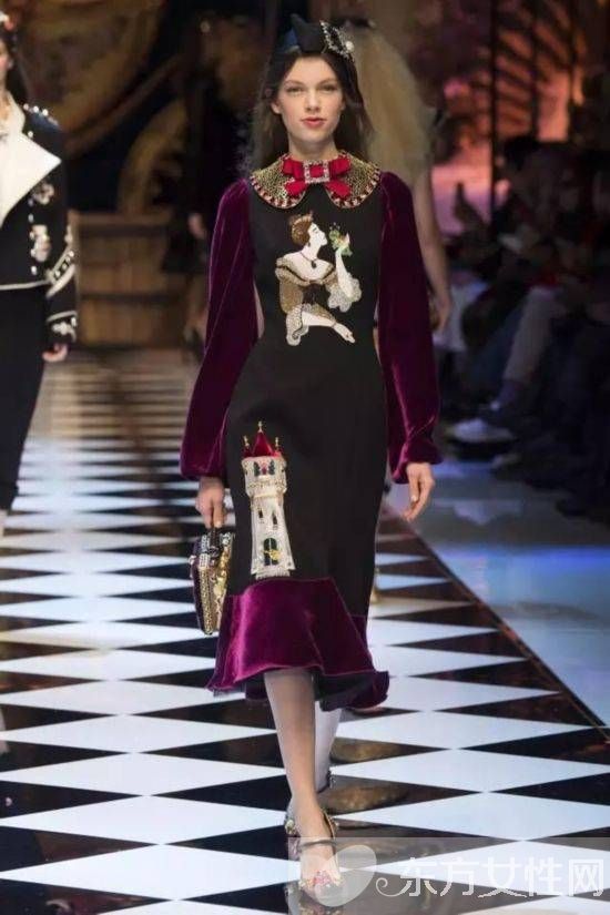 这个冬天 天鹅绒包包正悄悄大步迈进