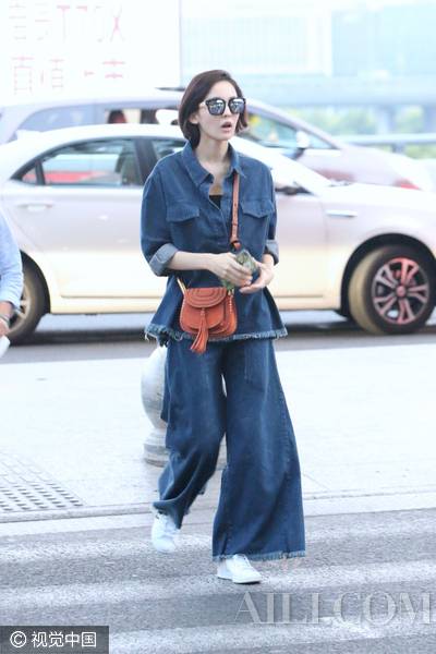 春夏无法拒绝的淡蓝色 明星教你如何装最时髦