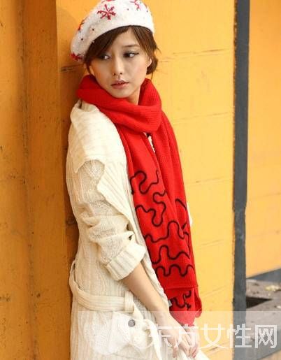 红色围巾搭配法则 对单调沉闷的冬天say no