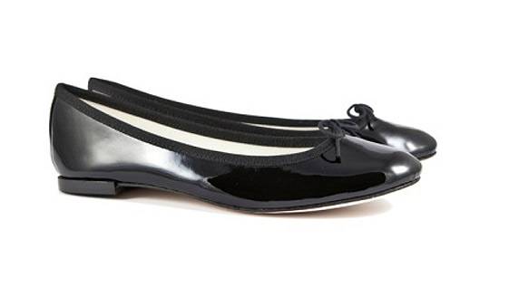 小白鞋穿腻了 不妨来一双永不过时的小黑鞋