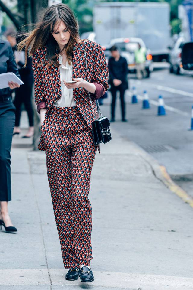 小白鞋穿腻了 不妨来一双永不过时的小黑鞋