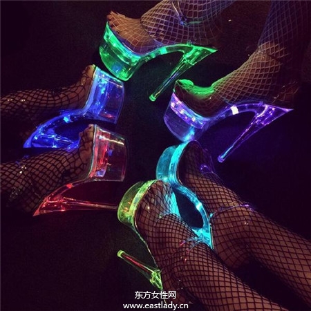 穿搭新宠儿 缤纷吸睛萤光鞋