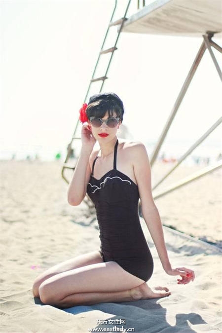 你还穿比基尼吗 试试连身泳装 性感又遮肉