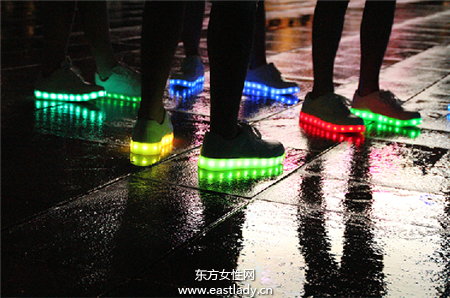 穿搭新宠儿 缤纷吸睛萤光鞋